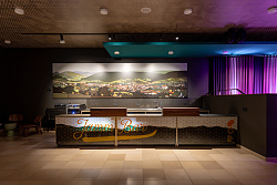 Der beleuchtete Tresen der JammBar.